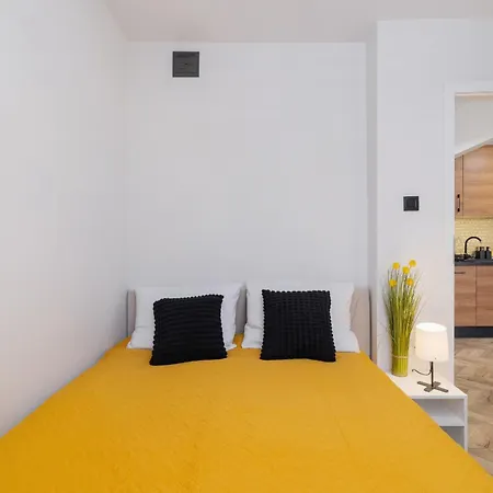 Апартаменты Center One-bedroom With Bathtub By Renters *