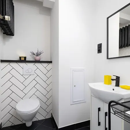 Center One-bedroom With Bathtub By Renters Apartment *